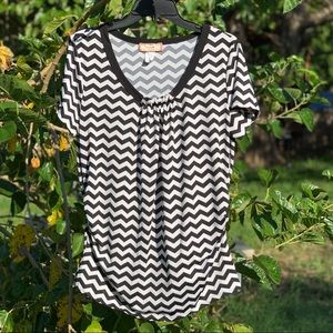 C’est La Vie Women’s Black & White maternity Shirt